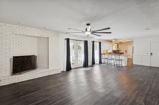 Building Photo - MOVE-IN READY! (Pet Friendly)