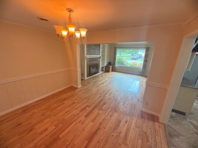Building Photo - Charming 3-Bedroom Home + Bonus Room in Prime Niskayuna Location!