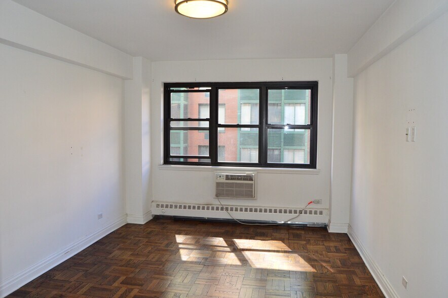 Building Photo - 219 E 69th St