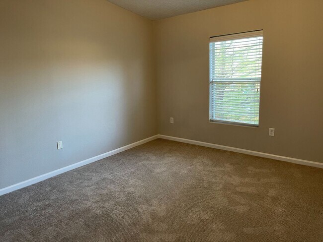 Building Photo - Spacious 3 Bedroom Condo in Villa Beaucler...