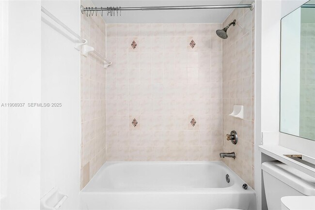 Building Photo - 2642 Collins Ave