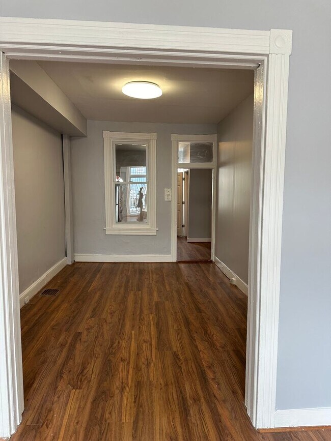 Building Photo - Spacious Rooms! Hardwood Flooring Througho...