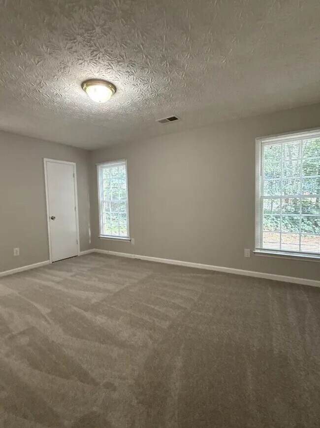 Building Photo - 2870 Lakemont Dr SW
