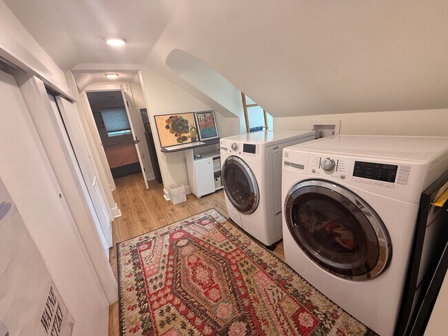 Building Photo - Spacious 4-Bedroom Home in the Heart of Edgewater