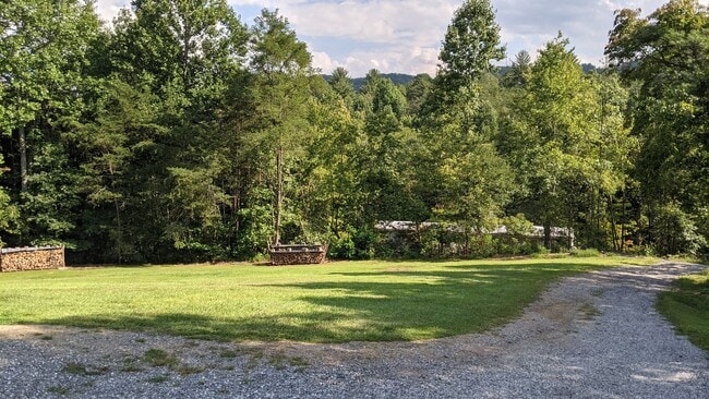 Building Photo - Great 3 Bedroom 2 Bath Home in quiet resid...