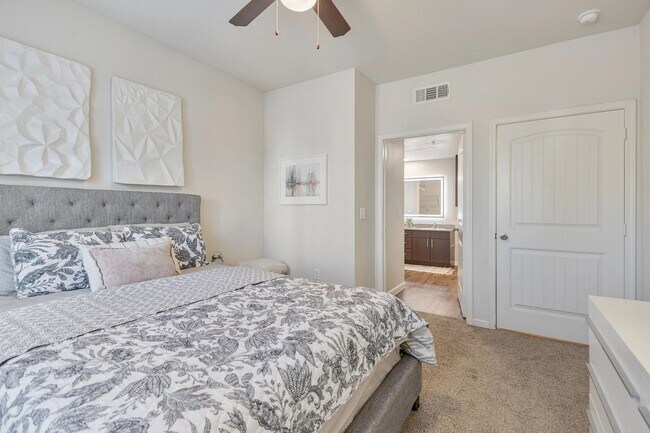 Building Photo - 1701 Oak Hill Ln