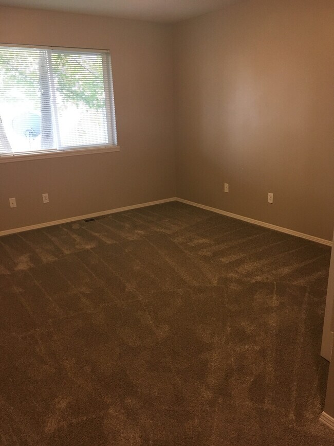 Building Photo - Your Terrace Heights Retreat- Spacious com...