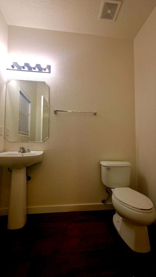 Building Photo - 3 bedroom 2.5 bathroom Townhome