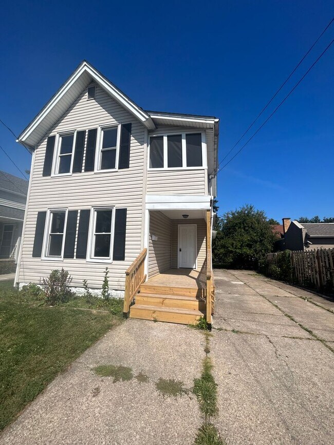 Building Photo - Welcome to this spacious 6-bedroom, 2-bathroom house located in the vibrant city of Cleveland