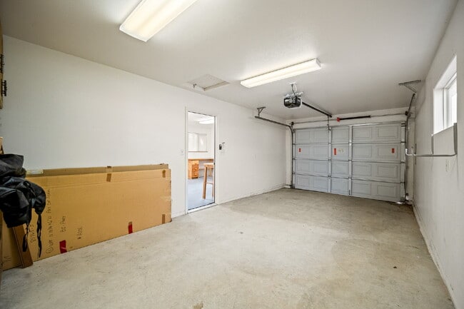 Building Photo - "Spacious 4-Bedroom, 4.5 Bathroom 4792 sq. ft. Retreat with Scenic Views and Cozy Fireplace in St...