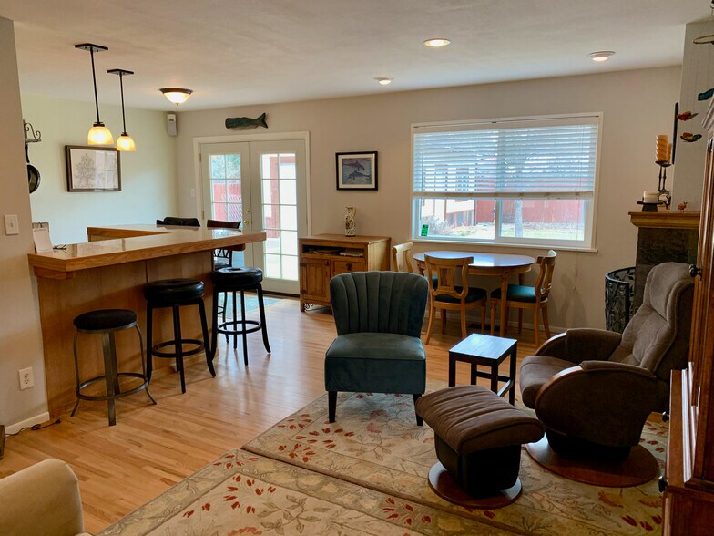 Dining and bar area - 2708 Mesa Avenue