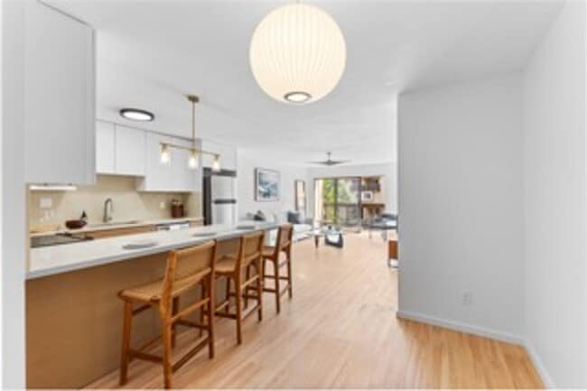 Building Photo - Windward Estates #M102