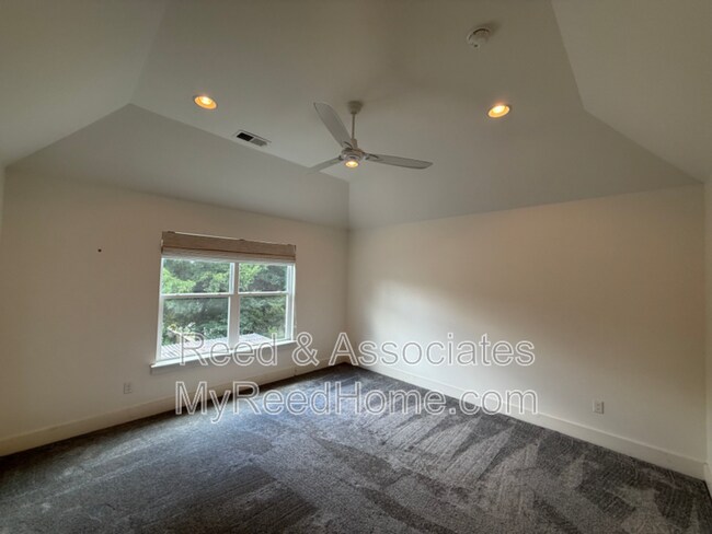 Building Photo - 1080 Blythe St