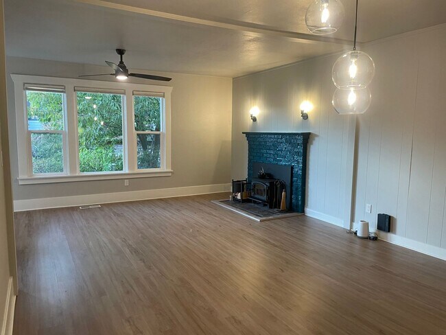 Building Photo - Welcome Home 3b/1ba Updated Home