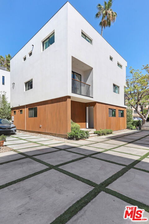Building Photo - 921 N Mariposa Ave