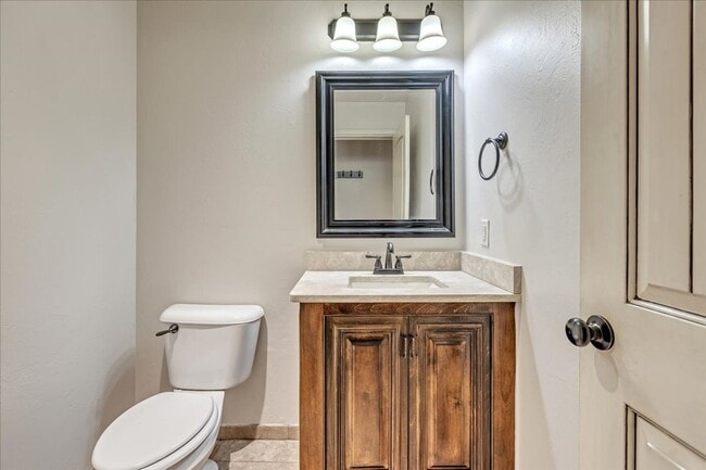 Building Photo - Gorgeous Executive Home - Open Plan - Stor...