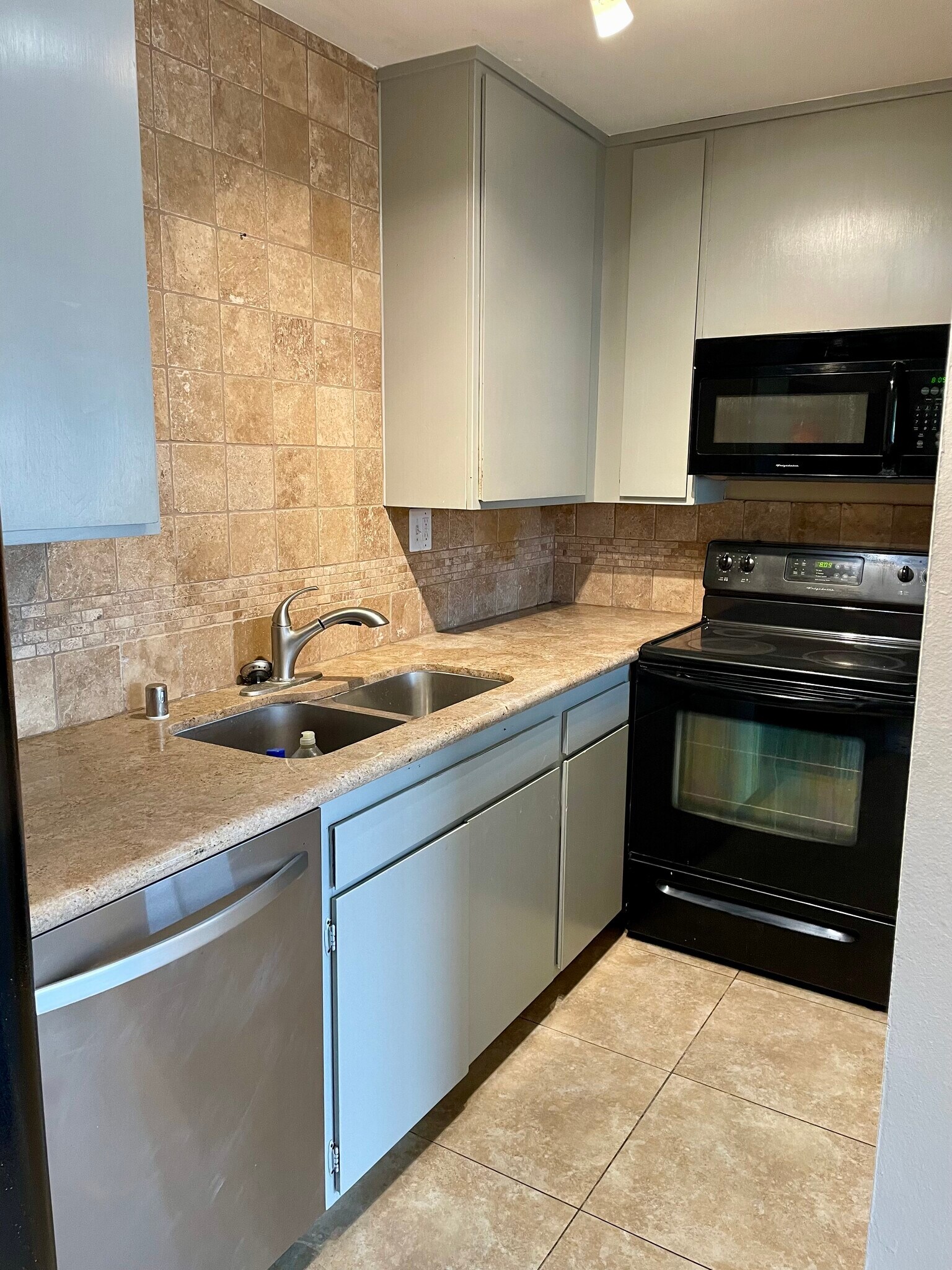 Kitchen - 6811 Alvarado Rd