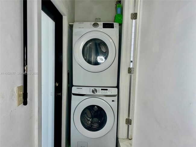 Building Photo - 3297 SW 26th St