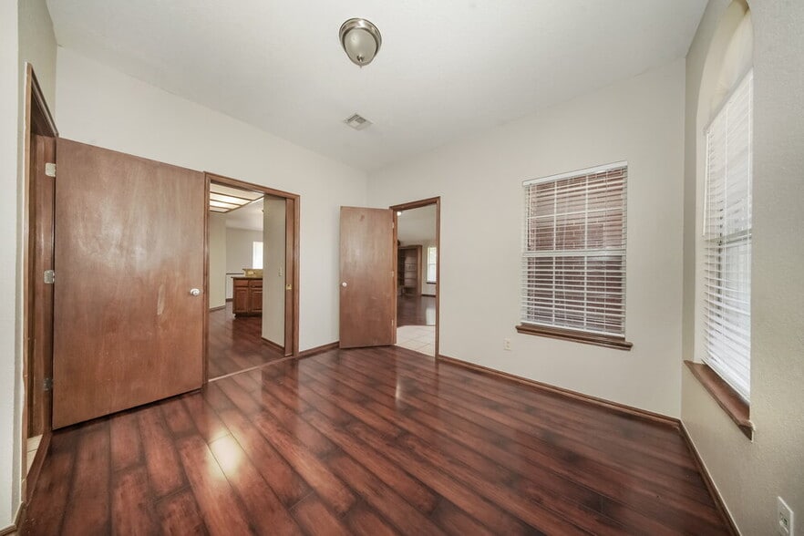 Building Photo - 329 Ridge Bluff Dr