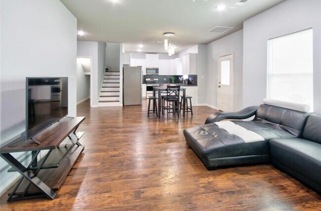 Building Photo - 3510 Oleander Ave