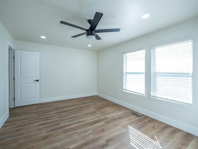 Building Photo - 201 Mockingbird Ln W