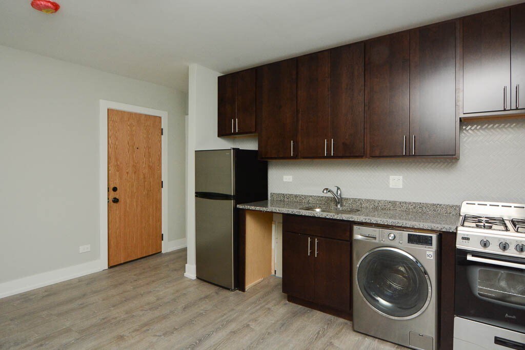 Building Photo - 533 W Belden Ave