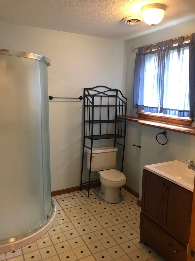 Building Photo - Beautiful Spacious Home