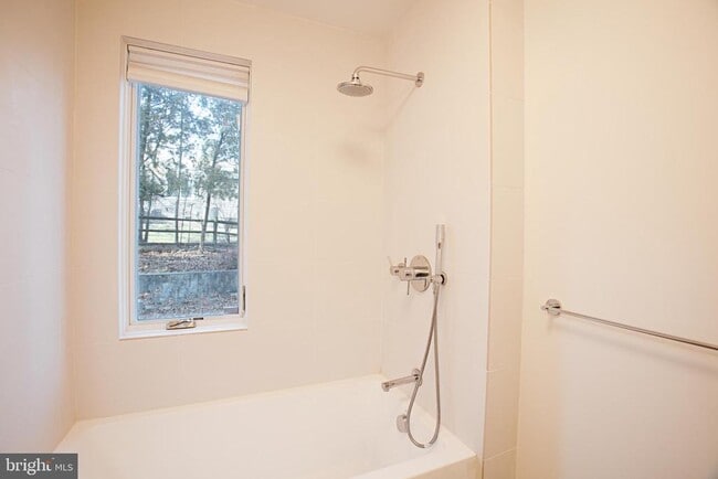 Building Photo - 92 Overbrook Dr