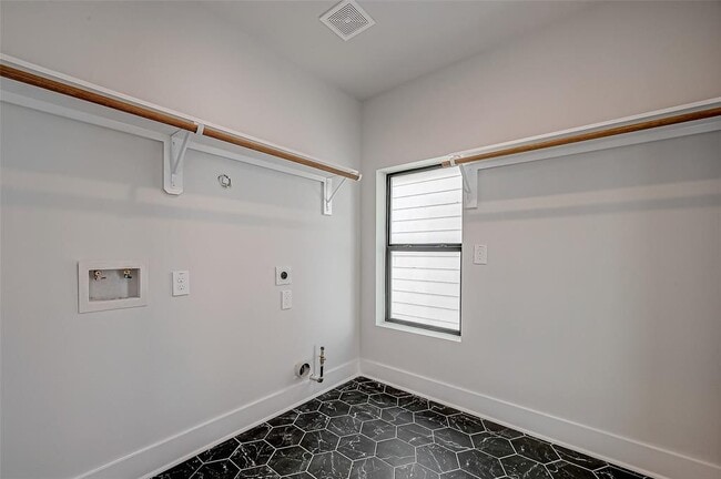 Building Photo - 1222 W 24th St