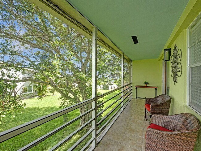 Building Photo - Beautiful fully furnished 2 bedroom 1.5 bath.