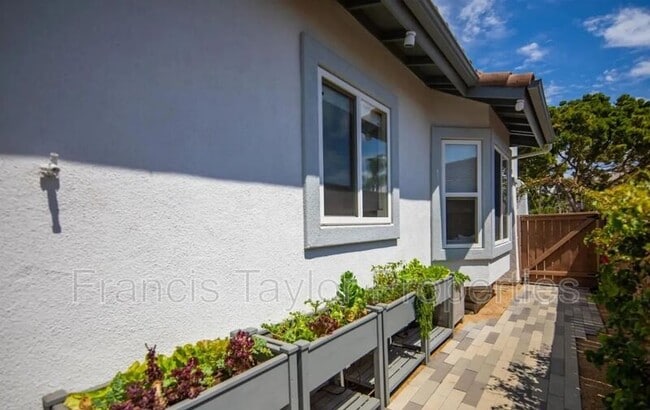 Building Photo - 1042 Alexandra Ln