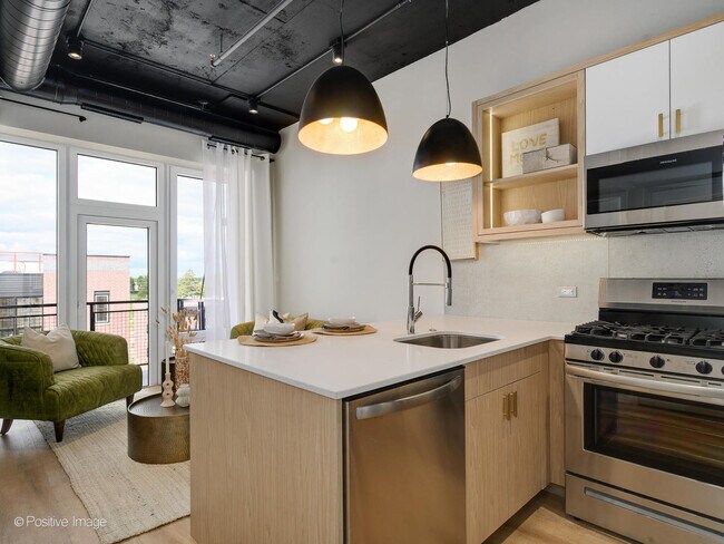 Building Photo - 2725 N Thatcher Ave