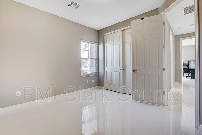 Building Photo - 320 Oakrun Ct