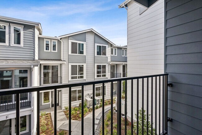 Building Photo - 4 Bedroom 3 Bath Stunning Brand New Town H...