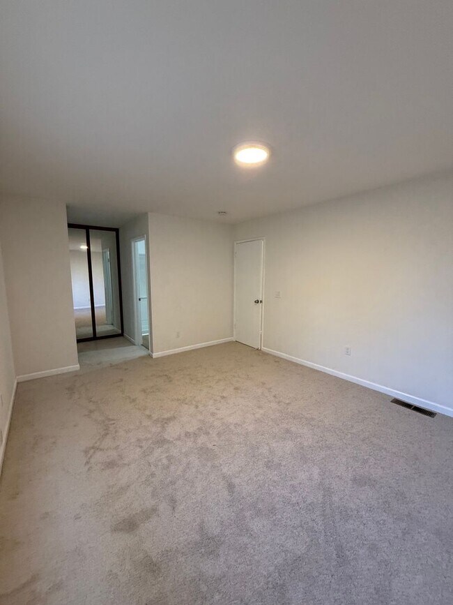Building Photo - Westland Estates 2 Bedroom 2.5 Bathroom Condo