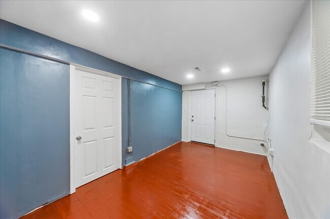 Building Photo - 1645 W Beach Ave