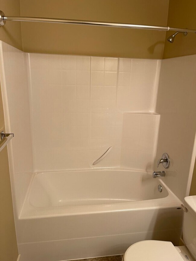 Building Photo - Beautiful 4 Bedroom in a small and exclusive neighborhood