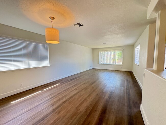 Building Photo - Beautiful 3 Bed, 2 Bath Home in a Desirabl...