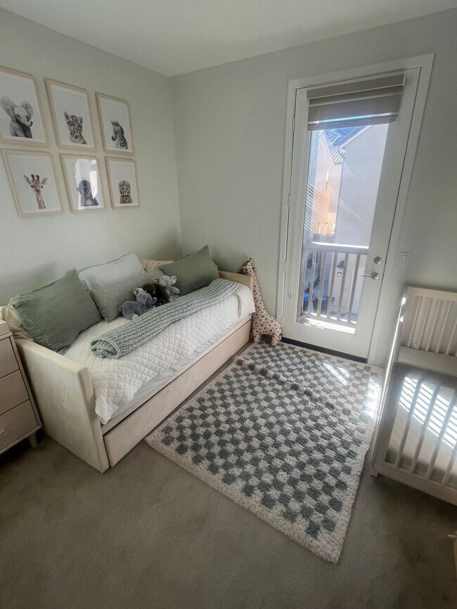 Building Photo - Beautiful Town-Home Bedford Community!