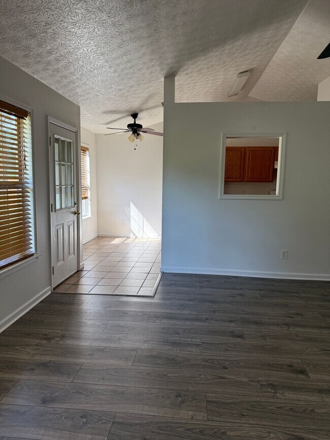 Building Photo - 3 Bedroom 2 Bathroom Ranch Home