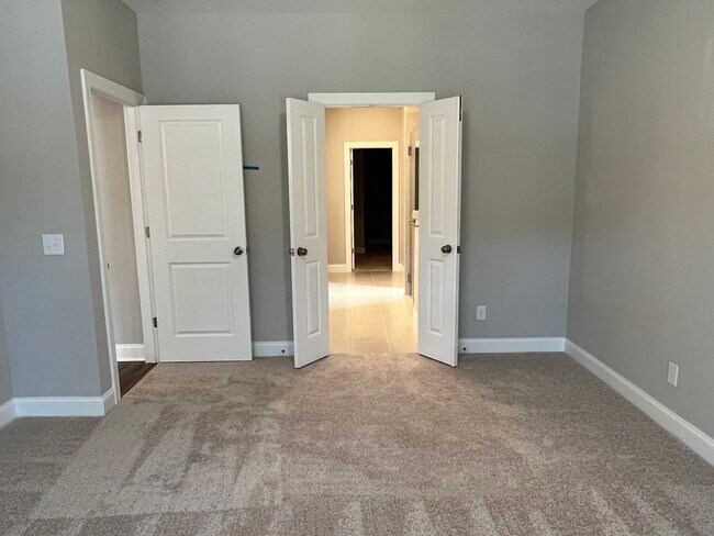 Building Photo - Lovely Three Bedroom Townhouse in Washington Square!- Half Off First Month's Rent For Qualified A...