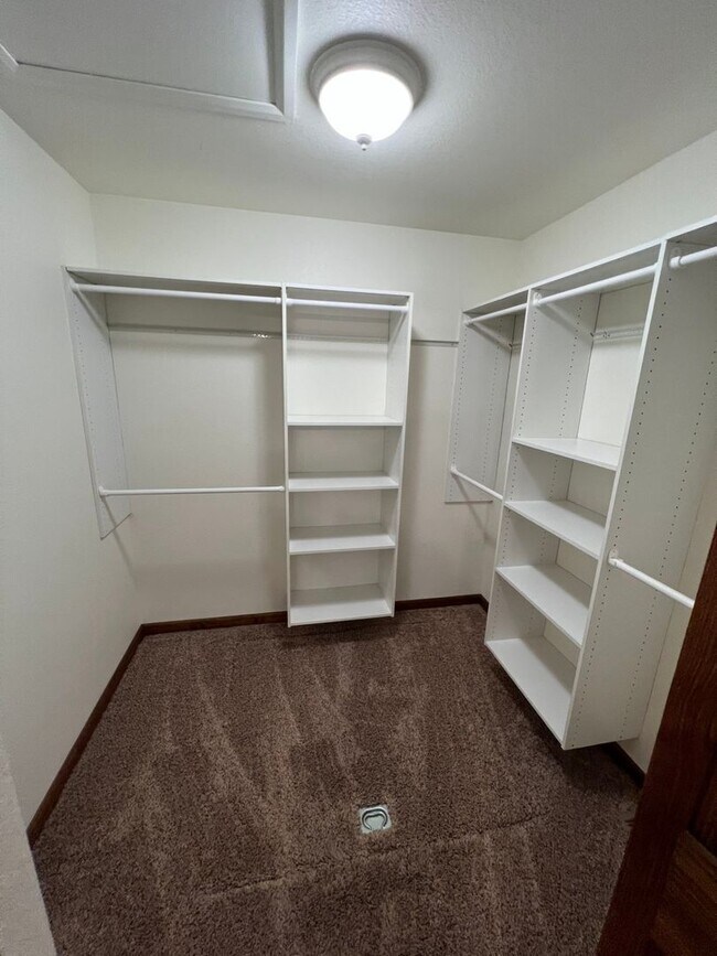 Building Photo - 409 S Broadway Ave