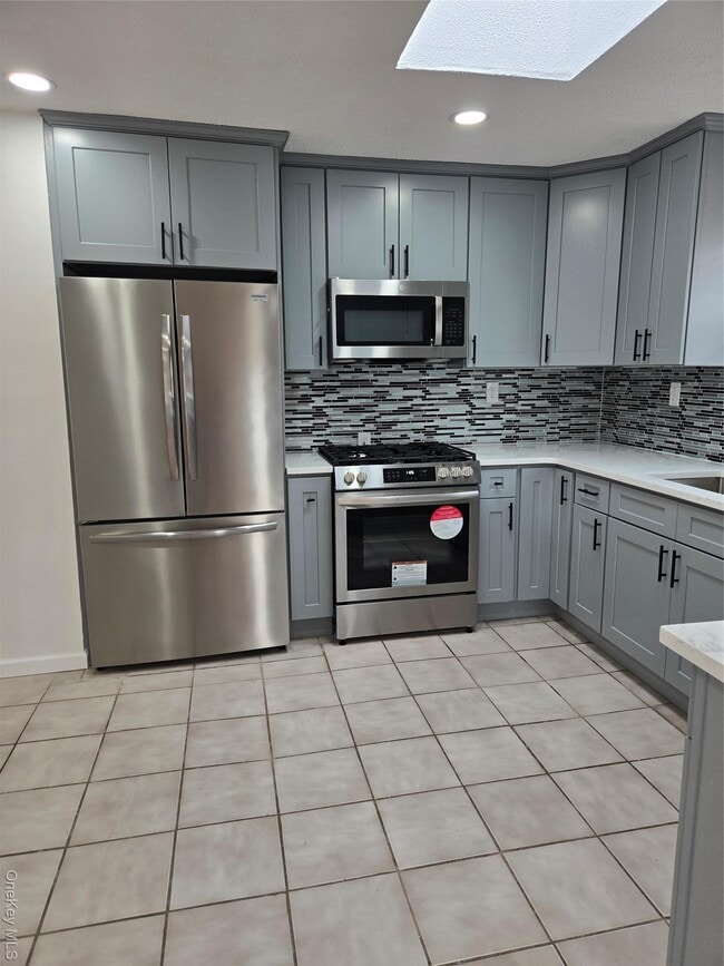 Building Photo - 25 Johnson Pl