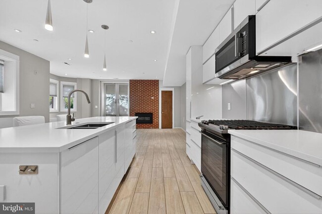 Building Photo - 1620 15th St NW