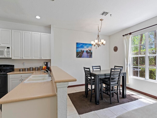 Building Photo - 9945 E Villa Cir