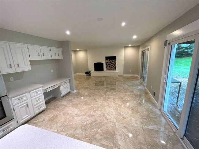 Building Photo - Luxury 5 bed, 3.5 bath with Pool!