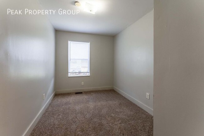 Building Photo - MOVE IN NOW! Located in Weinland Park, jus...