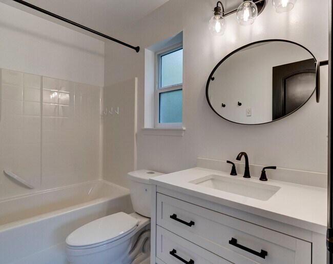 Building Photo - Updated 2 Bedroom 2 Bath Condo near Ft. Nu...