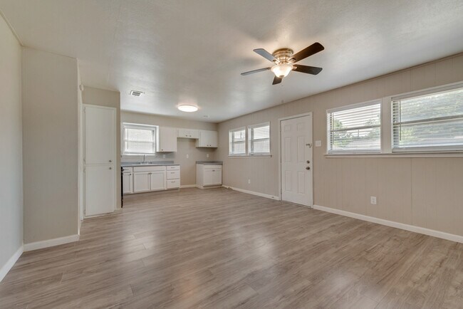 Building Photo - 3 bedroom Home with Prime Location