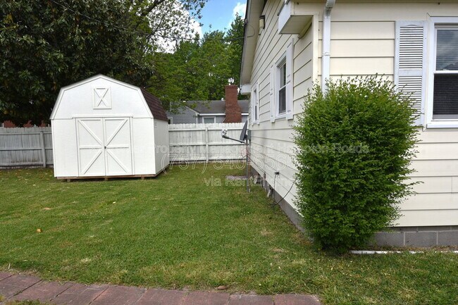 Building Photo - 213 Bassett Ave